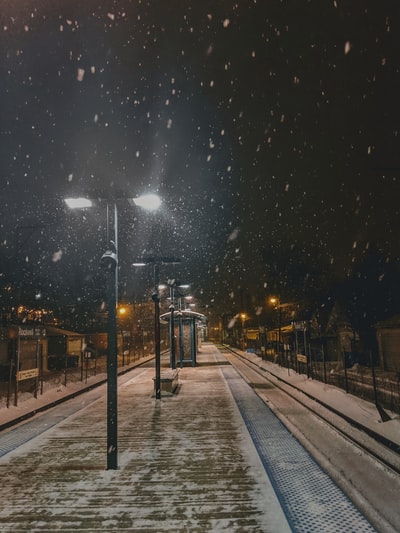 夜间灯火通明的路标